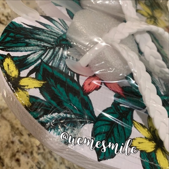 Tropical Flower Flip Flops Bundle - Picture 5 of 7